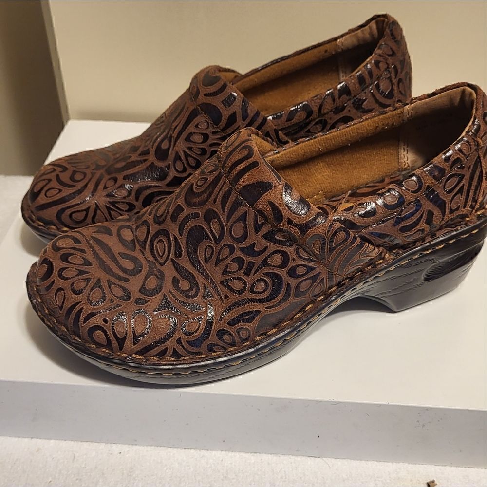 boc Brown Leather Cutout Slip-On Clogs